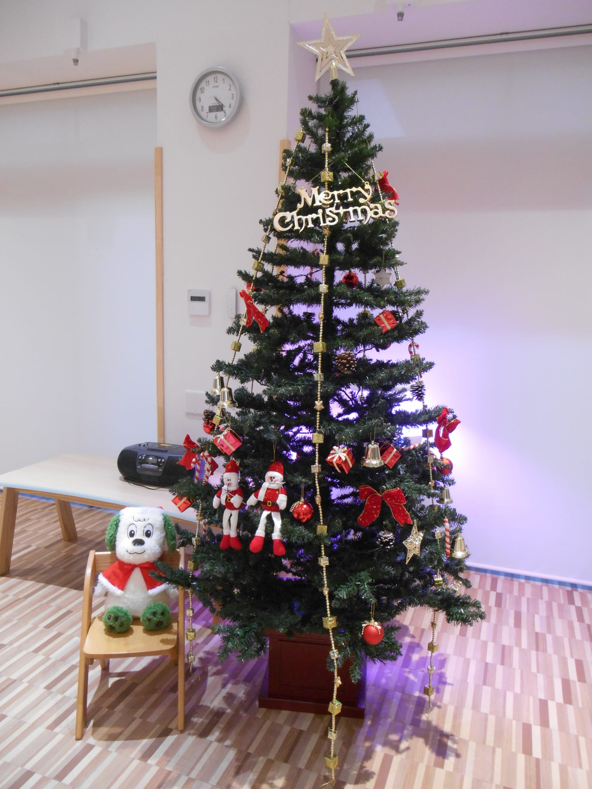 2階にクリスマスツリーを飾りました！